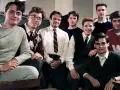 Stowarzyszenie Umarłych Poetów streszczenie: grupa uczniów i ich inspirujący nauczyciel, John Keating, w szkolnej ławce.