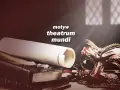 Stara księga, pióro i maska wenecka symbolizują motyw theatrum mundi, gdzie życie jest sceną.
