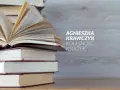 Stos książek, na wierzchu otwarta, z tekstem "Agnieszka Krawczyk Kolejność książek".