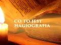 Płonąca świeca oświetla stare księgi, na których widnieje napis "Co to jest hagiografia?".