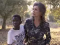 Sophia Loren i młody chłopiec patrzą w dal, jakby widzieli całe życie przed sobą.