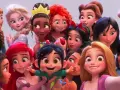 Wesołe księżniczki z bajek, w tym Elsa, Ariel, Bella i Śnieżka, robią sobie selfie.