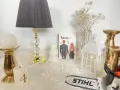 Książka "Rodzina Monet. Diament" wśród świec, złotych świeczników i ozdób.