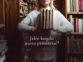 Kobieta w swetrze trzyma stos starych książek. Wśród nich są dzieła Bolesława Prusa. Jakie książki warto przeczytać?