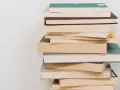 Stos książek, idealny do nauki lektur klasa 6. Różne okładki i rozmiary, gotowe do odkrycia nowych światów.