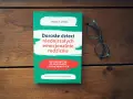 Książka "Dorosłe dzieci niedojrzałych emocjonalnie rodziców" i okulary na drewnianym tle.