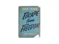 Okładka książki Ericha Fromma "Escape from Freedom" (Ucieczka od wolności). Tytuł napisany odręcznie, czarną farbą, na turkusowym tle.