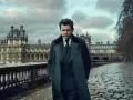 Mężczyzna w płaszczu na tle paryskiego pałacu. Czy to początek przygody z książkami Roberta Galbraith? Kolejność czytania jest ważna!