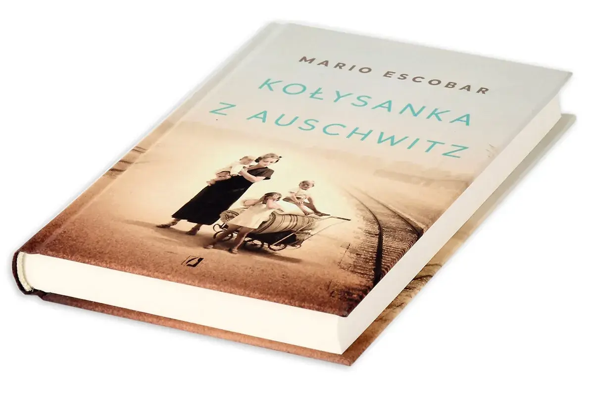 Okładka książki "Kołysanka z Auschwitz" Mario Escobara. Wzruszająca literatura wojenna, która porusza serca.