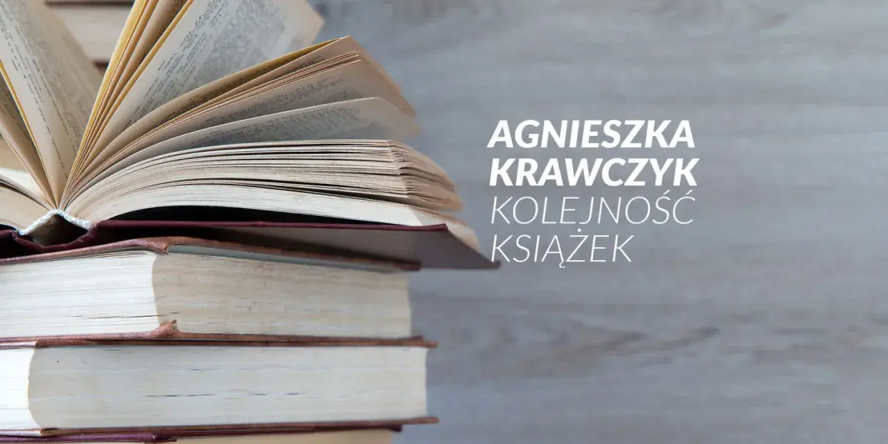 Stos książek, na wierzchu otwarta, z tekstem "Agnieszka Krawczyk Kolejność książek".