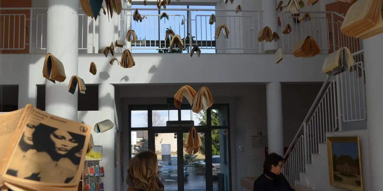 W holu wiszą otwarte książki, tworząc instalację nawiązującą do "Szklanych domów" i lektury.