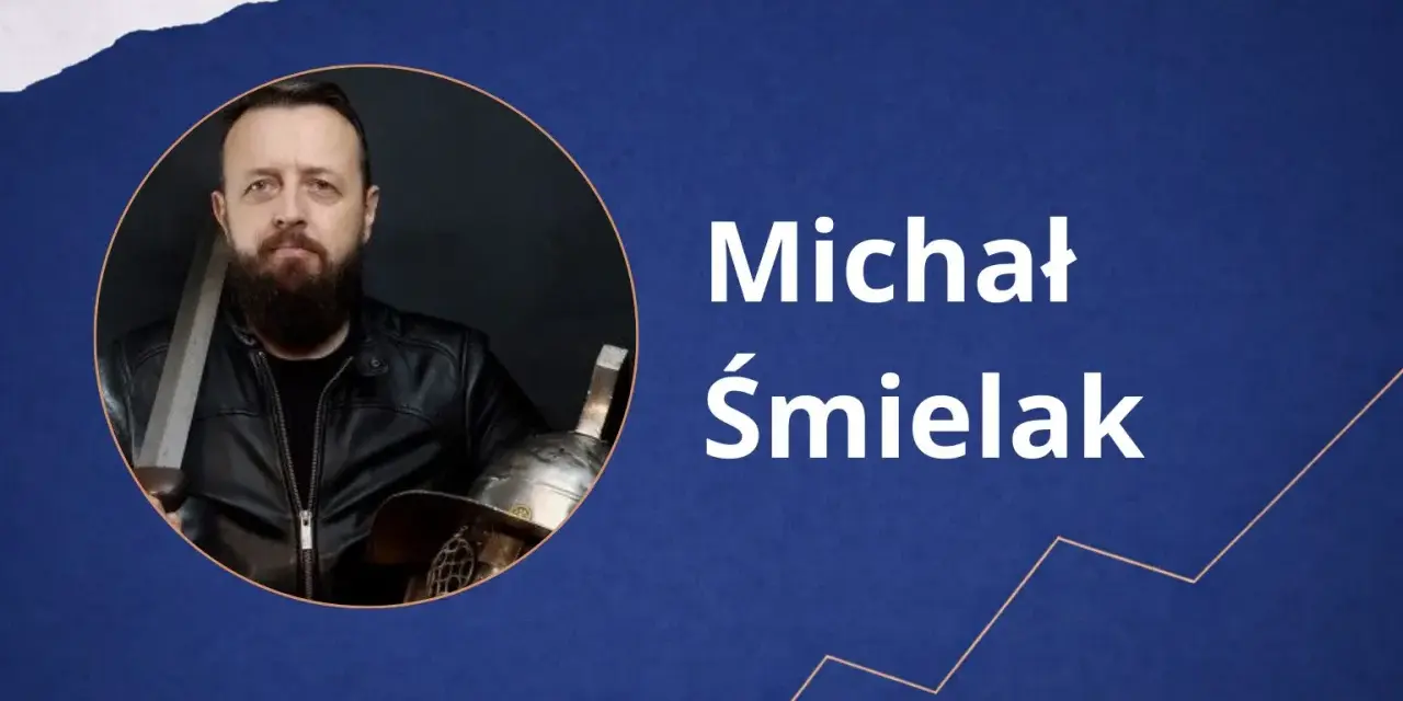 Michał Śmielak, autor książek, prezentuje się w zbroi gladiatora. Kolejność jego publikacji czeka na odkrycie.
