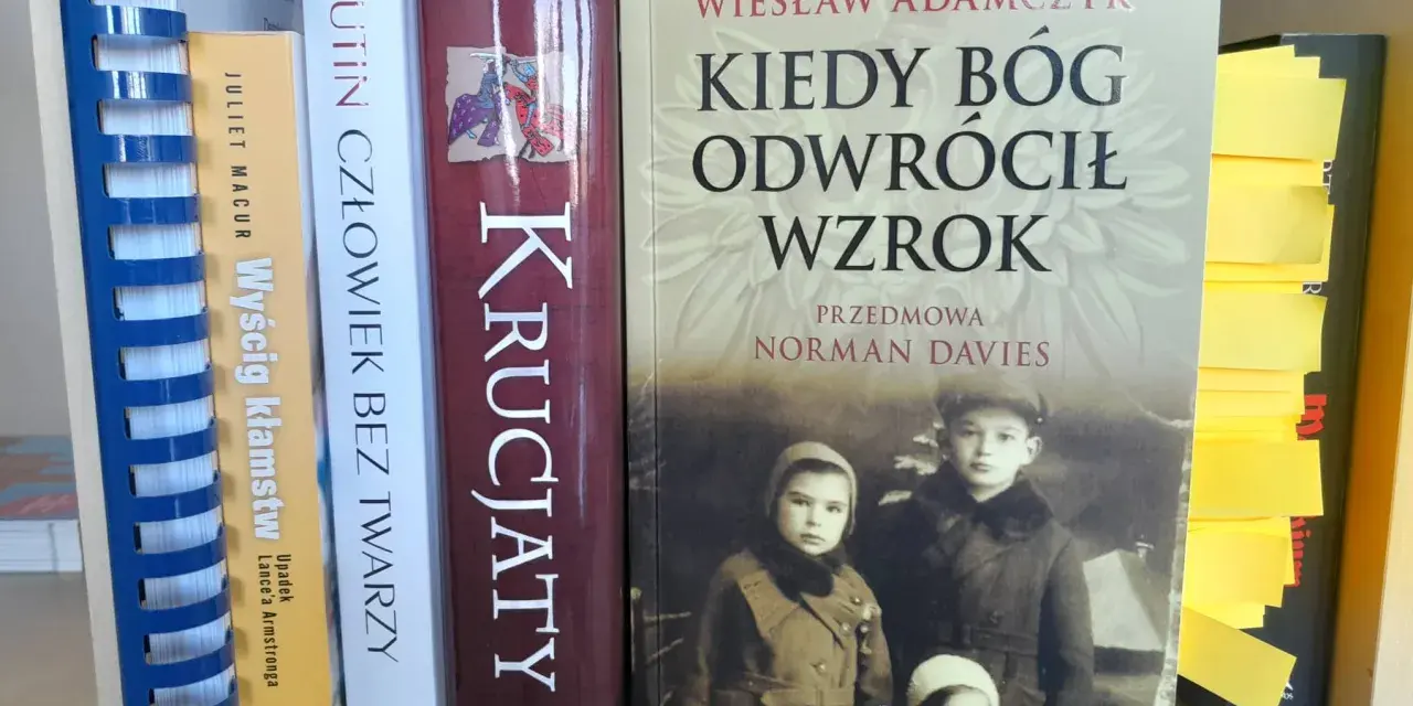 Okładka książki "Kiedy Bóg odwrócił wzrok" z portretem dzieci. Obok inne książki, w tym "Putin człowiek bez twarzy".
