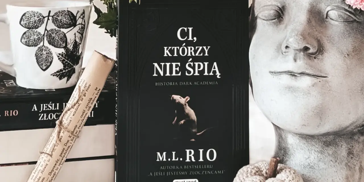Książka "Ci, którzy nie śpią" M.L. Rio, obok kubka i ozdobnej głowy. Nawet jeśli jesteśmy złoczyńcami, warto po nią sięgnąć.