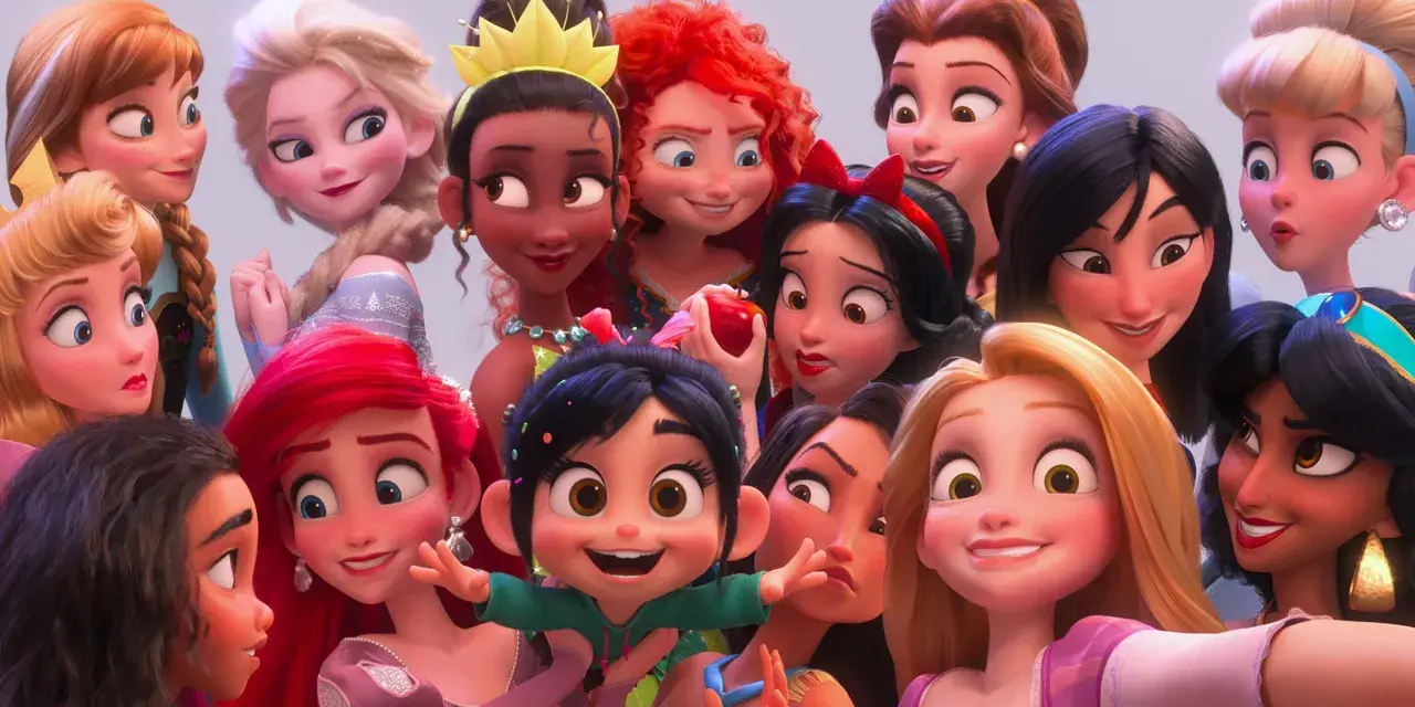 Wesołe księżniczki z bajek, w tym Elsa, Ariel, Bella i Śnieżka, robią sobie selfie.