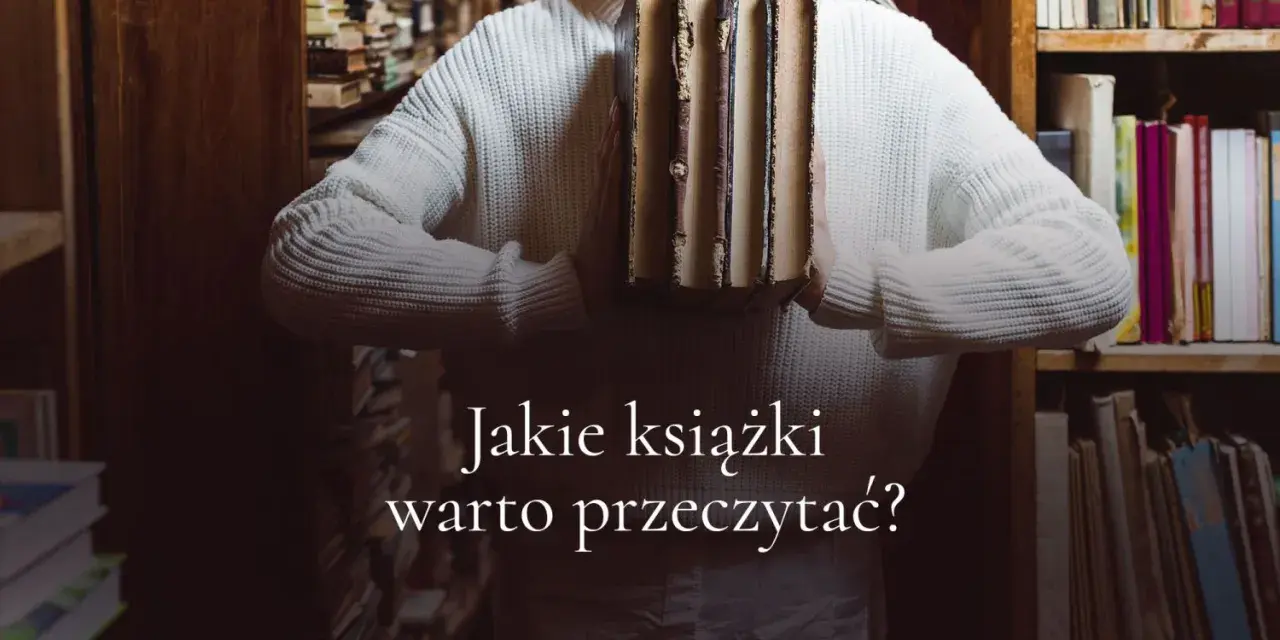 Kobieta w swetrze trzyma stos starych książek. Wśród nich są dzieła Bolesława Prusa. Jakie książki warto przeczytać?