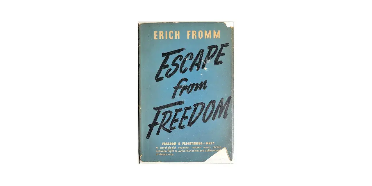 Okładka książki Ericha Fromma "Escape from Freedom" (Ucieczka od wolności). Tytuł napisany odręcznie, czarną farbą, na turkusowym tle.