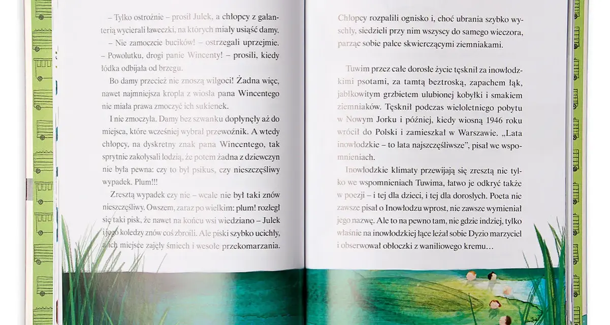 Otwarta książka z tekstem o przygodach Julka i chłopców. W tle ilustracja z trawą i wodą, gdzie pływają kaczki. "Lata inowłodzkie" - najszczęśliwsze wspomnienia.