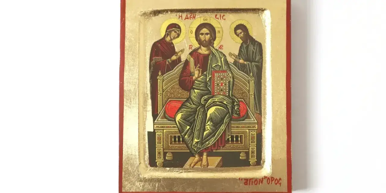 Ikona przedstawia motyw Deesis w Bogurodzicy: Chrystus Pantokrator siedzi na tronie między Matką Bożą a św. Janem Chrzcicielem, w złotej poświacie.