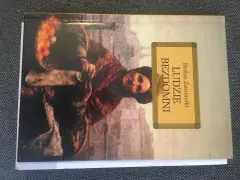 Okładka książki Stefana Żeromskiego "Ludzie bezdomni". Obraz przedstawia postać w brązowych szatach, niosącą kosz z pomarańczami.