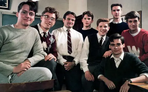 Stowarzyszenie Umarłych Poetów streszczenie: grupa uczniów i ich inspirujący nauczyciel, John Keating, w szkolnej ławce.