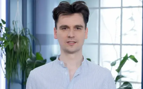Piotr, w niebieskiej koszuli w paski, wygląda jakby właśnie skończył czytać książkę, a teraz opowiada o niej z pasją.