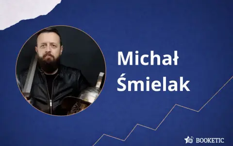 Michał Śmielak, autor książek, prezentuje się w zbroi gladiatora. Kolejność jego publikacji czeka na odkrycie.