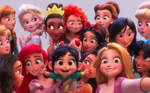 Wesołe księżniczki z bajek, w tym Elsa, Ariel, Bella i Śnieżka, robią sobie selfie.