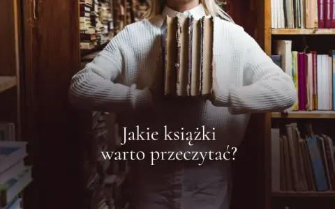 Kobieta w swetrze trzyma stos starych książek. Wśród nich są dzieła Bolesława Prusa. Jakie książki warto przeczytać?