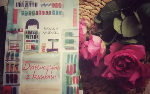 Okładka książki "Dziewczyna z konbini" Sayaki Muraty, obok bukiet róż.