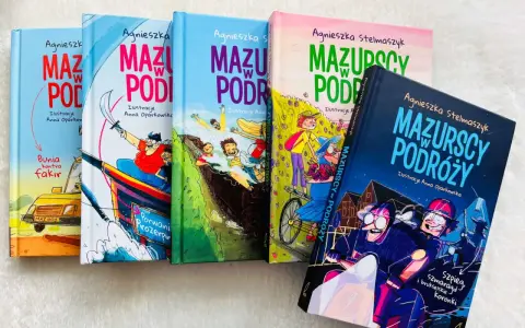 Książki "Mazurscy w podróży" z ilustracjami Anny Oparkowskiej. Wesołe przygody na okładkach zachęcają do lektury.