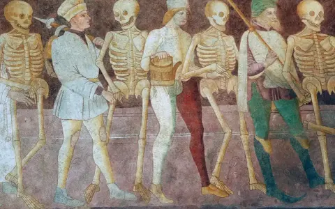 Postać szkieletów i ludzi w średniowiecznych strojach, symbolizująca danse macabre w literaturze.