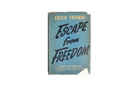 Okładka książki Ericha Fromma "Escape from Freedom" (Ucieczka od wolności). Tytuł napisany odręcznie, czarną farbą, na turkusowym tle.