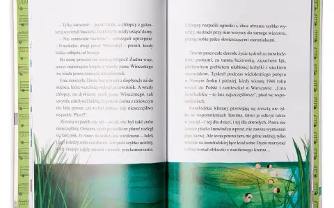 Otwarta książka z tekstem o przygodach Julka i chłopców. W tle ilustracja z trawą i wodą, gdzie pływają kaczki. "Lata inowłodzkie" - najszczęśliwsze wspomnienia.