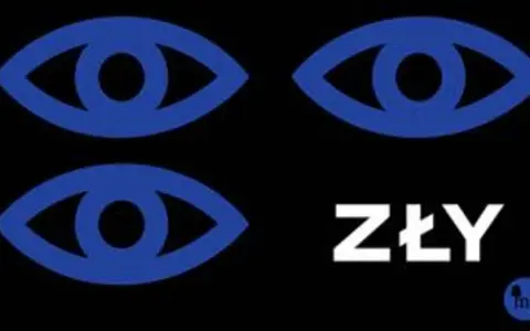 Trzy niebieskie oczy patrzą z mroku. Obok napis "ZŁY", jakby zły Leopold Tyrmand patrzył na ciebie.