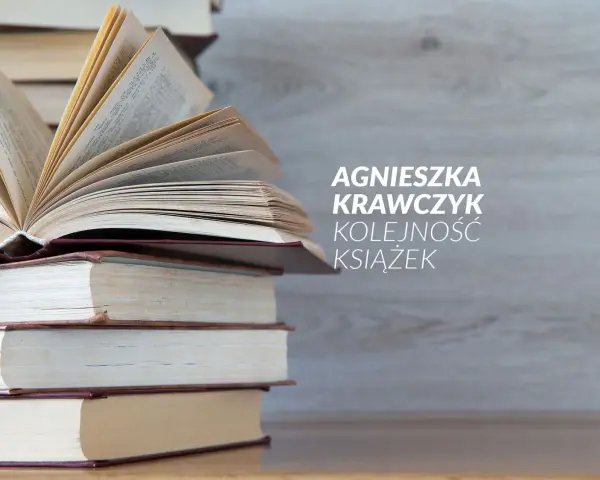 Stos książek, na wierzchu otwarta, z tekstem "Agnieszka Krawczyk Kolejność książek".