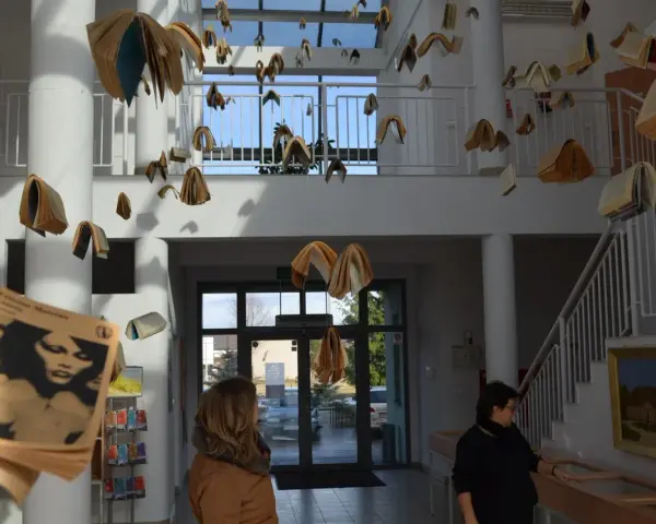 W holu wiszą otwarte książki, tworząc instalację nawiązującą do "Szklanych domów" i lektury.