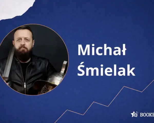 Michał Śmielak, autor książek, prezentuje się w zbroi gladiatora. Kolejność jego publikacji czeka na odkrycie.