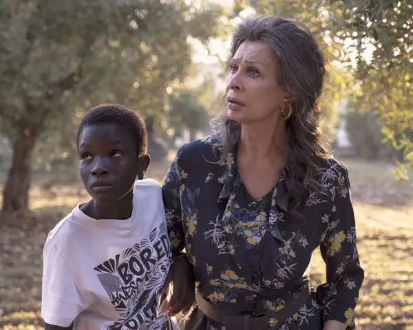 Sophia Loren i młody chłopiec patrzą w dal, jakby widzieli całe życie przed sobą.