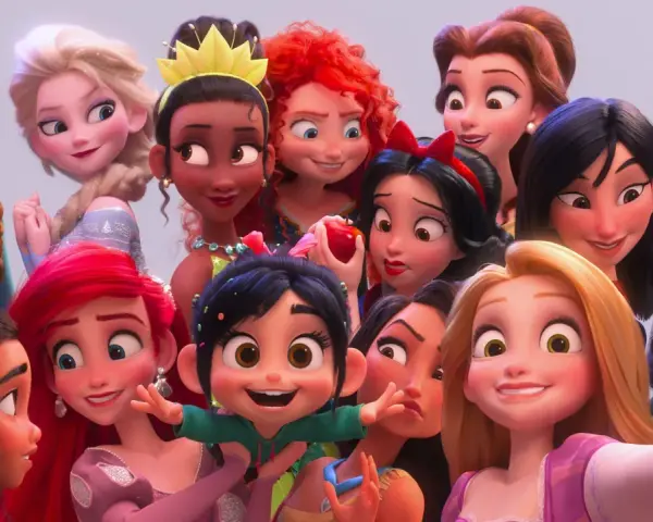 Wesołe księżniczki z bajek, w tym Elsa, Ariel, Bella i Śnieżka, robią sobie selfie.