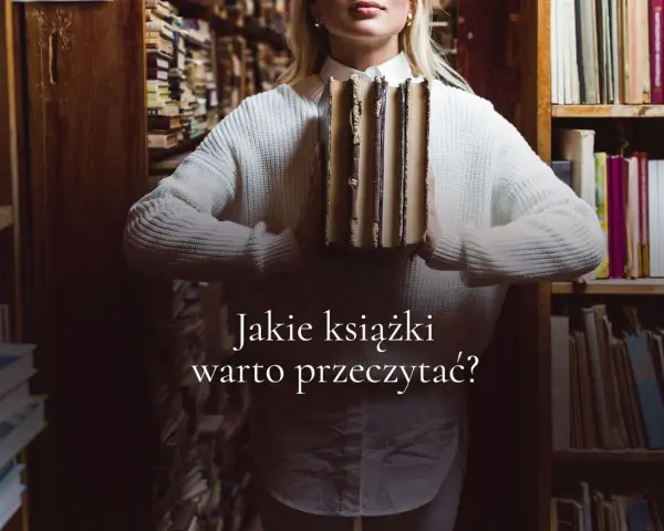 Kobieta w swetrze trzyma stos starych książek. Wśród nich są dzieła Bolesława Prusa. Jakie książki warto przeczytać?