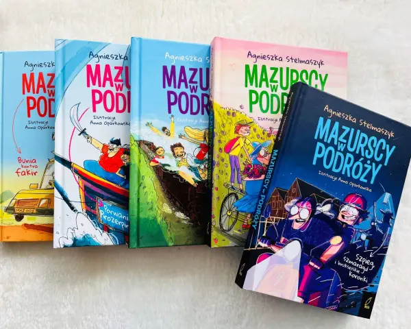 Książki "Mazurscy w podróży" z ilustracjami Anny Oparkowskiej. Wesołe przygody na okładkach zachęcają do lektury.