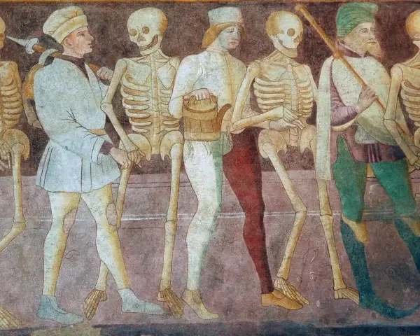 Postać szkieletów i ludzi w średniowiecznych strojach, symbolizująca danse macabre w literaturze.