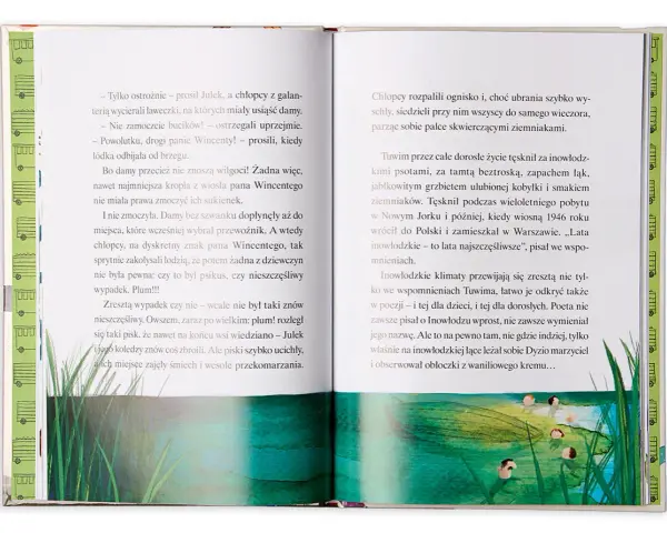 Otwarta książka z tekstem o przygodach Julka i chłopców. W tle ilustracja z trawą i wodą, gdzie pływają kaczki. "Lata inowłodzkie" - najszczęśliwsze wspomnienia.