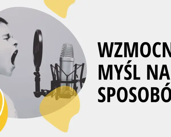 Chłopiec krzyczy do mikrofonu. Jak rozwijać retorykę co to? Wzmocnij myśl na 5 sposobów.