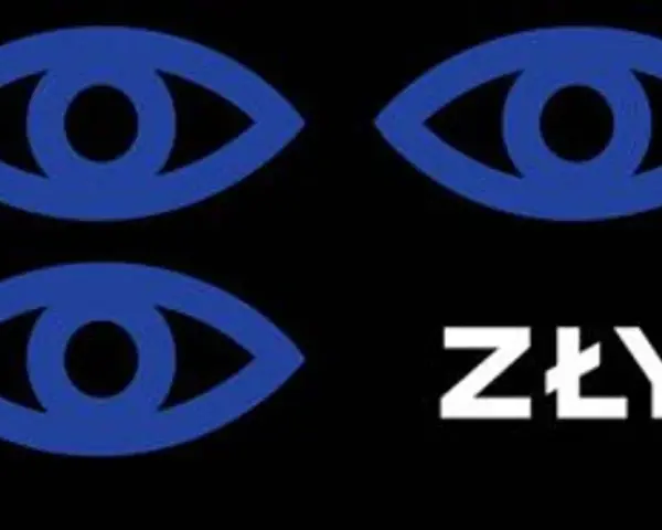 Trzy niebieskie oczy patrzą z mroku. Obok napis "ZŁY", jakby zły Leopold Tyrmand patrzył na ciebie.