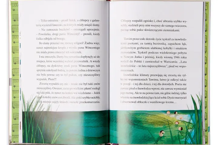 Otwarta książka z tekstem o przygodach Julka i chłopców. W tle ilustracja z trawą i wodą, gdzie pływają kaczki. "Lata inowłodzkie" - najszczęśliwsze wspomnienia.