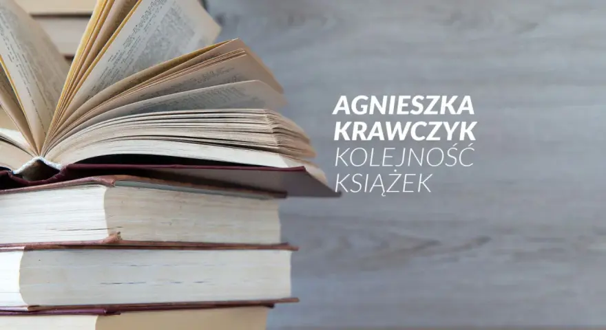 Stos książek, na wierzchu otwarta, z tekstem "Agnieszka Krawczyk Kolejność książek".