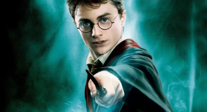 Harry Potter z różdżką, gotowy do walki. To jak fanfik, co to, opowieść stworzona przez fanów.