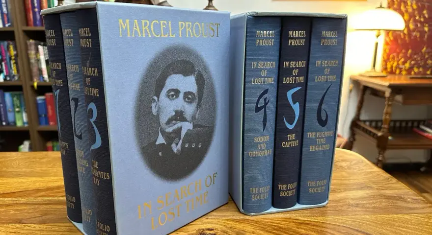 Zestaw książek Marcela Prousta "W poszukiwaniu straconego czasu" od Folio Society.